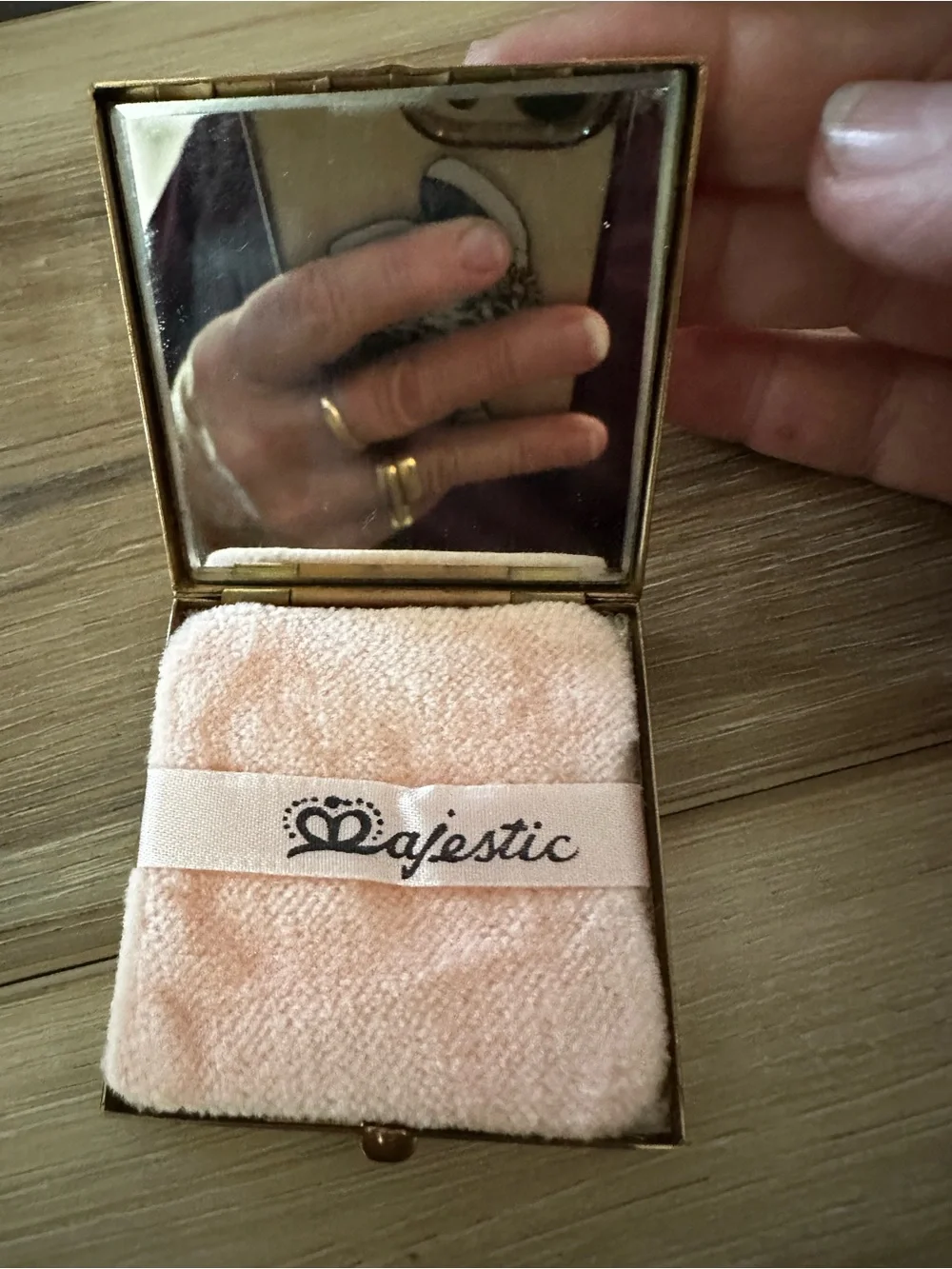 Vintage 1940s Majestic Compact